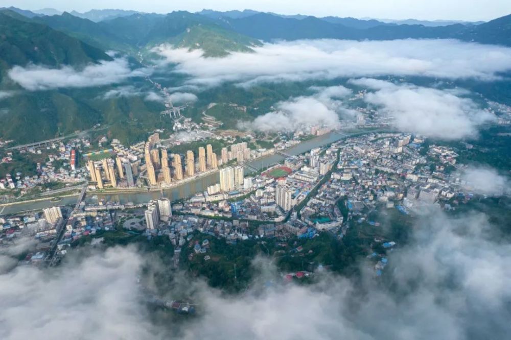 湖北保康雲海瞰荊山山城入畫來