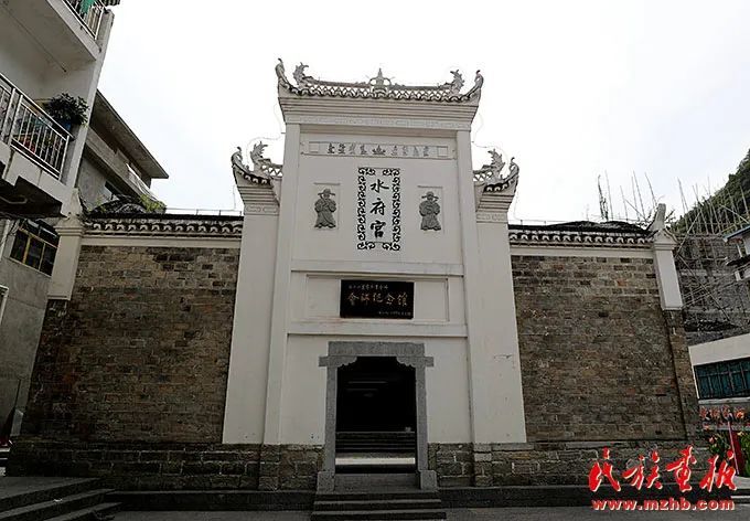 在陕西省同官县陈炉镇合影(翻拍于木黄会师纪念馆)在巍峨的梵净山下