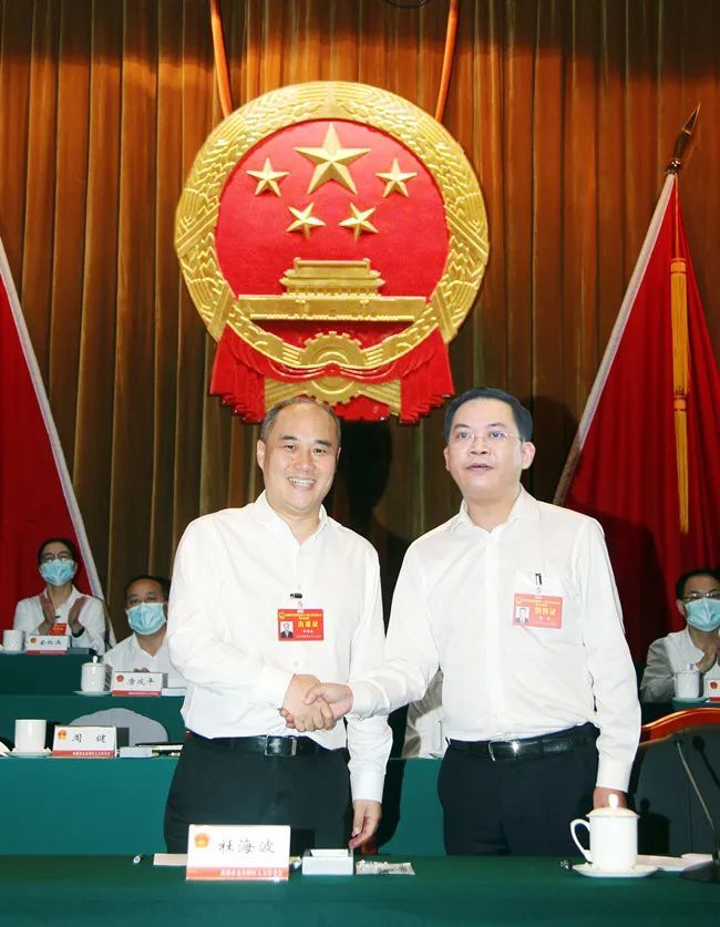 区十八届人大六次会议闭幕