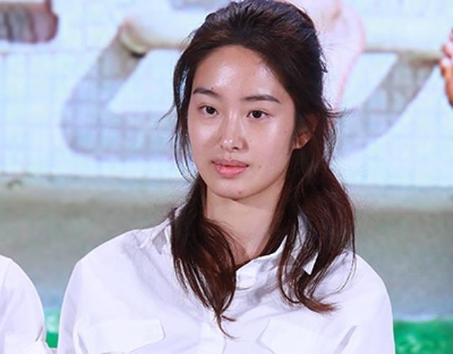 不少女明星在刚出道时多少都会带点"土味儿",就连法式优雅女神杨采钰