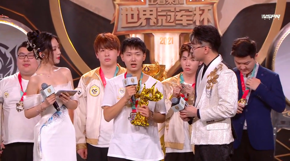 世冠决赛qg42战胜gkqg6冠了fly获fmvp成kpl第一荣誉选手