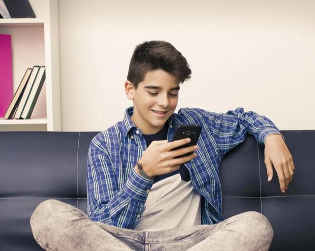 孩子玩手机入迷,父母应该怎么办?理解 支持,才能建立好规则!