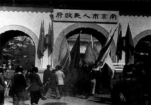 1949年南京解放一旗袍女子到解放军驻地拜访首长亲自出门迎接