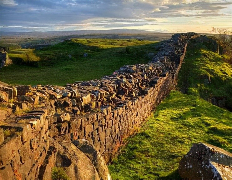 与绝境长城真正相对应的是哈德良长城,它是罗马人征服英格兰后建立