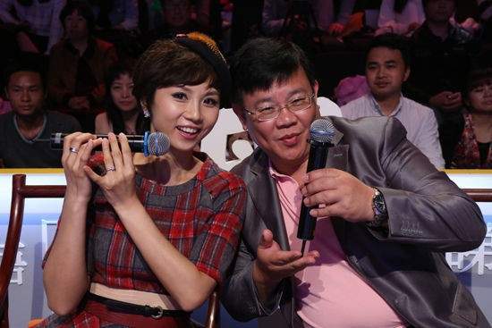 《今日关注》美女主持李静雯,与郑达一起的美丽搭档