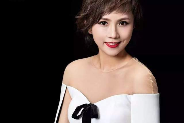 《今日关注》美女主持李静雯,与郑达一起的美丽搭档