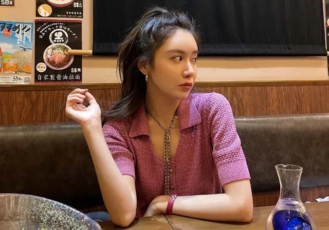 美娜晒近照,自称"多肉葡萄",球迷调侃称"葡萄干"