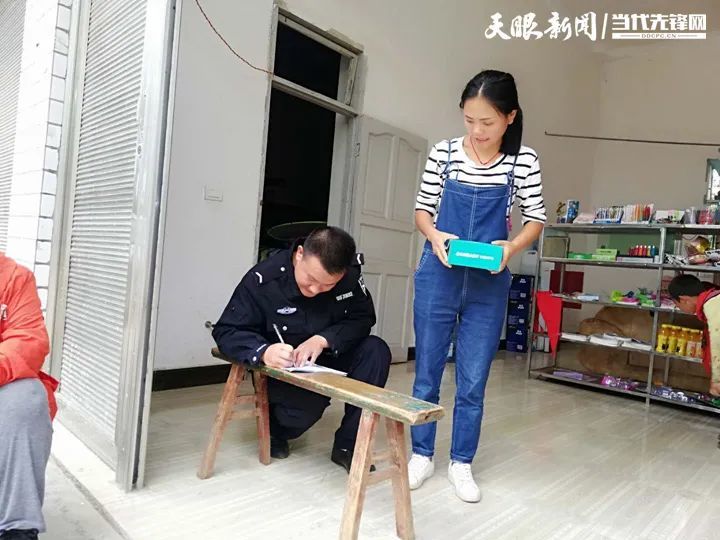 家住附近的卢方建见状赶来,奋不顾身冲入火海,救出蒋平的妻子,儿子和