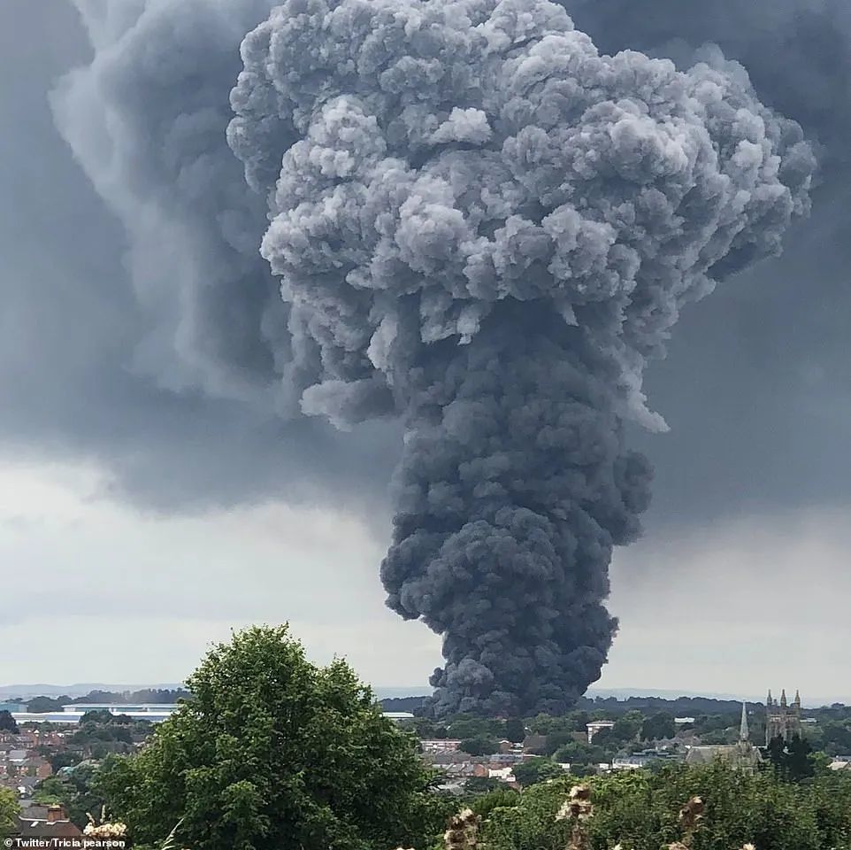 英国新冠测试中心附近爆炸现场升起滚滚浓烟