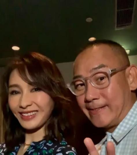 49岁黎姿和林保怡自拍,两人笑容灿烂,黎姿依旧甜美有少女感