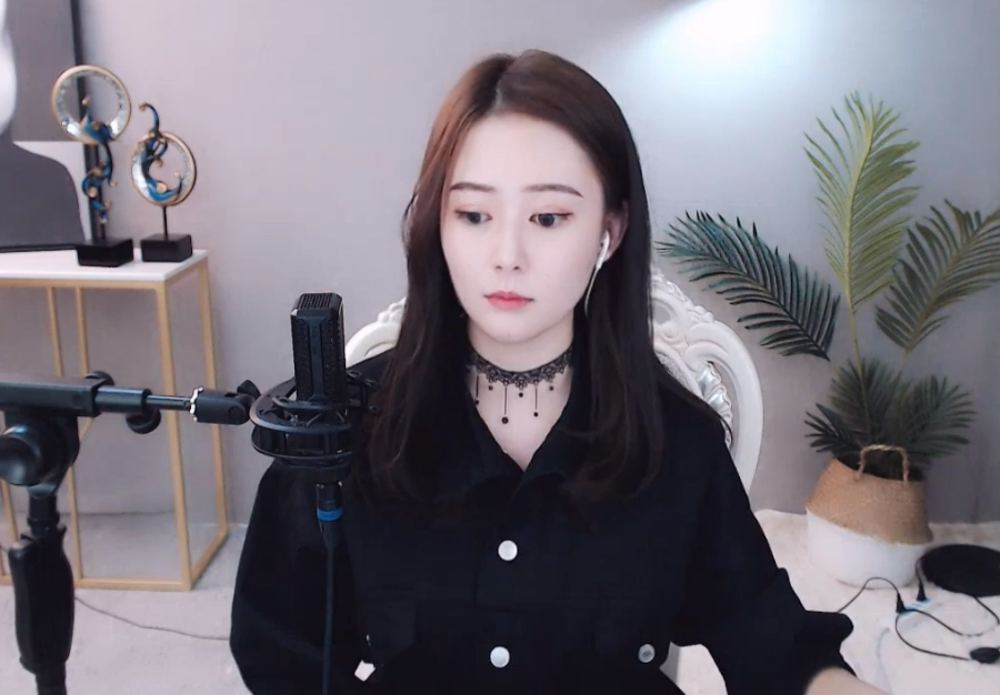 而大嘎子的这场婚礼,还未开始其实就有了很多关于新娘蔻蔻和小白龙的