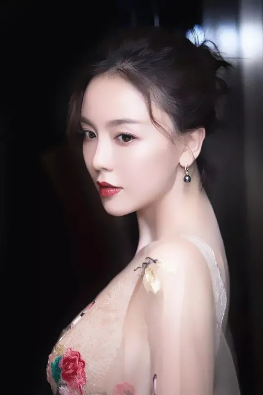"气质女神"吕佳容,明明可以靠颜值却要靠实力,衣品堪称一绝
