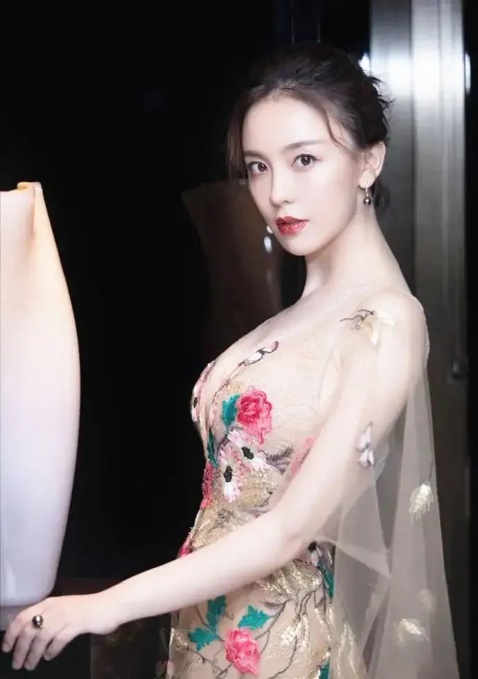 气质女神吕佳容明明可以靠颜值却要靠实力衣品堪称一绝