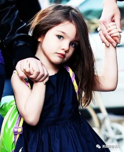 他手上的绿色指甲油就是女儿给他涂的.