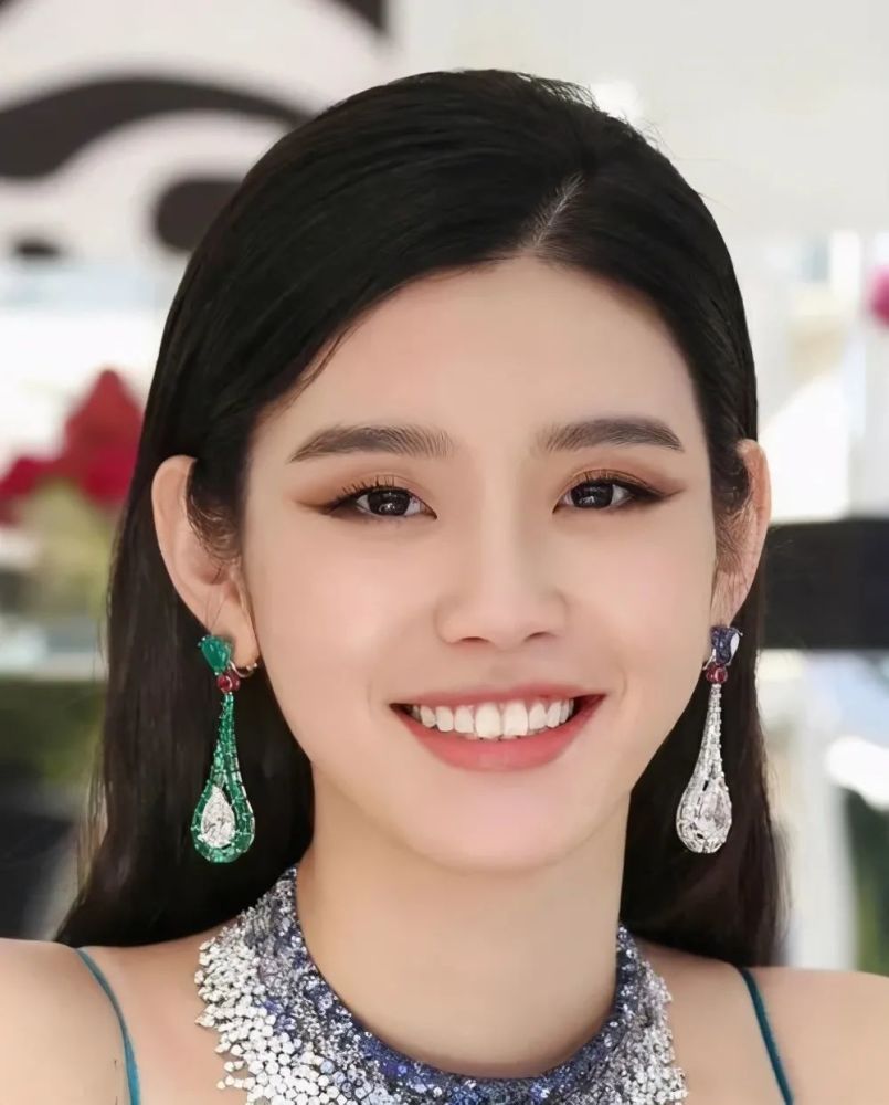 贵妇奚梦瑶承认"动脸":高级脸变"白幼"网红脸,成豪门最爱