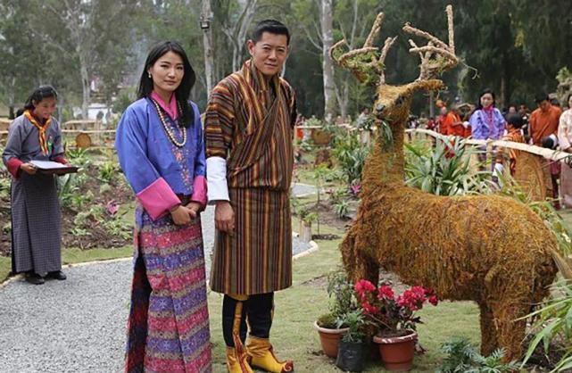 29岁王后鼓起勇气秀恩爱,换来国王冰冷的脸|不丹|辛格·旺楚克|吉增