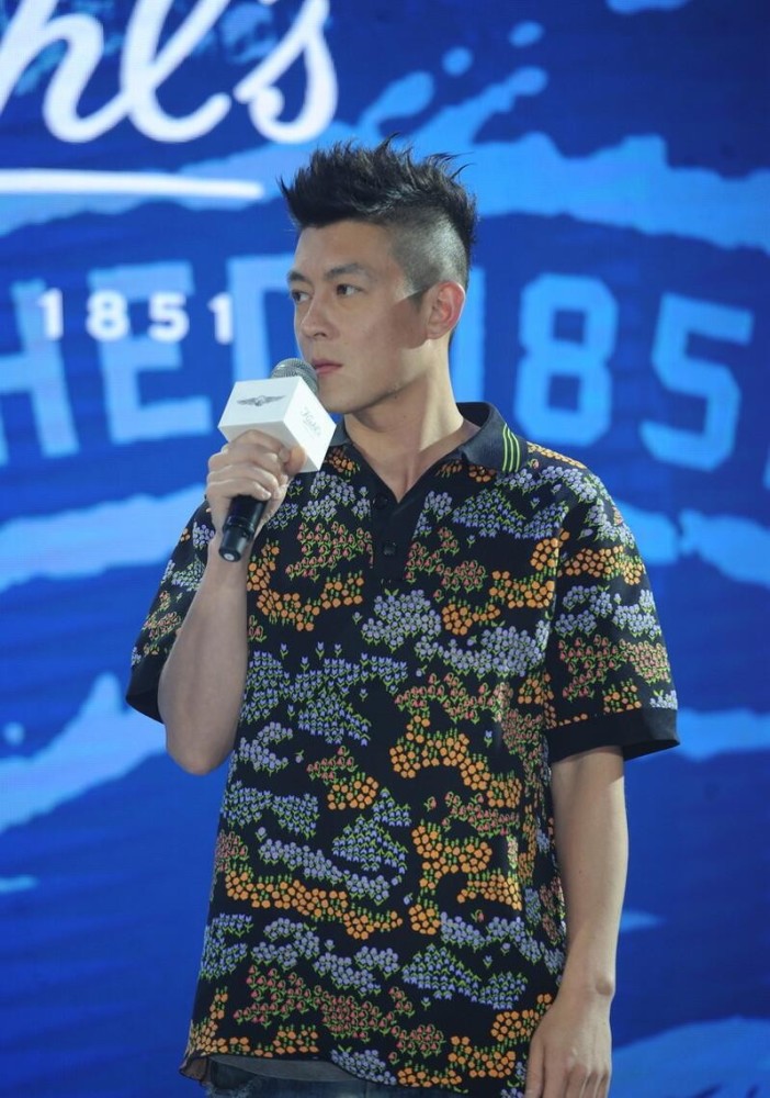 陈冠希老了也不甘落后,穿蓝色t恤配"奶奶裤",还挺时髦的