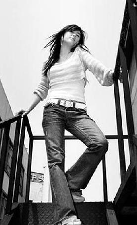 早6:33窗外13楼横梁,谭静着粉色内衣倒挂身亡,其母获12万结案