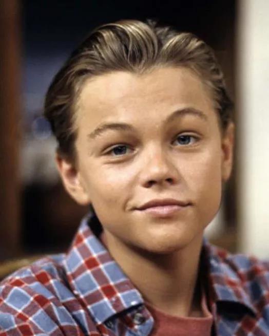 小李子莱昂纳多小时候汪峰年轻时何炅与金龟子早年合照