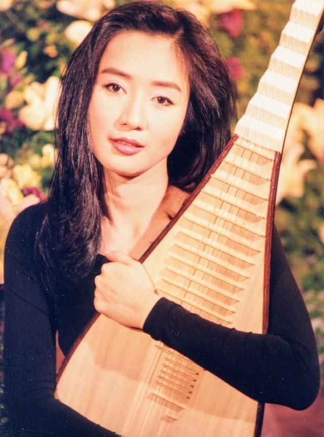 绝色吕秀菱:21岁比肩林青霞,32岁神秘退圈,近况曝光美貌惊人