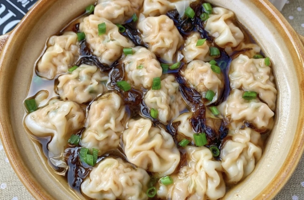 做法:第一步,锅中烧水,水开后放入小馄饨煮至浮起,捞入碗中,加入紫菜.