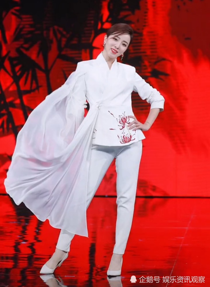 李思思白色休闲装美丽秀气