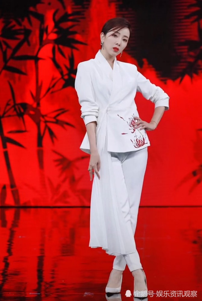 李思思白色休闲装美丽秀气