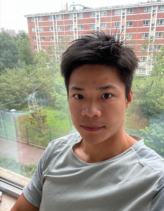 苏炳添通过社交平台上传了两张自拍照并写到:"倒数隔离时间",还配发了