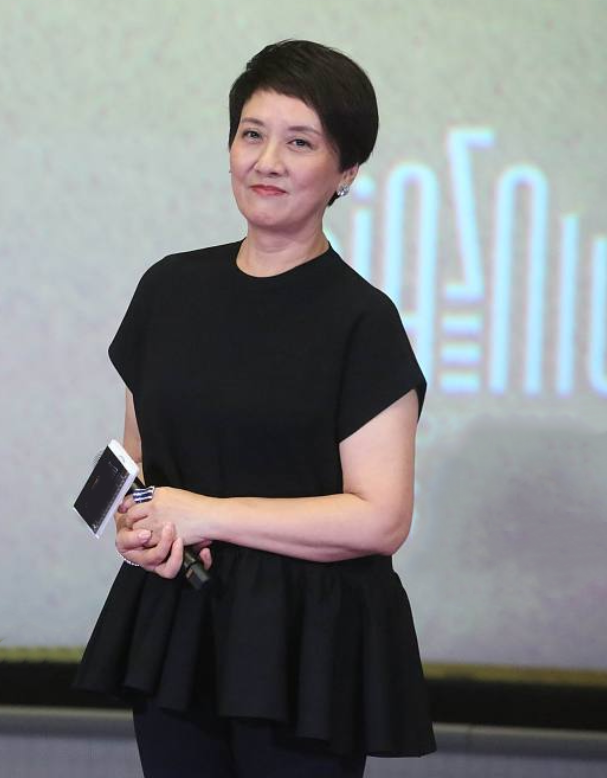 邓婕年过六旬不肯服老,穿"娃娃装"配西装裤,别说,还真挺显嫩