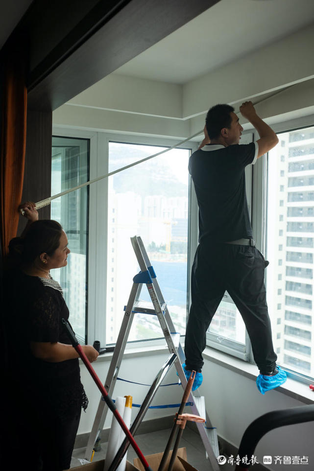 夫妻搭档窗帘安装工