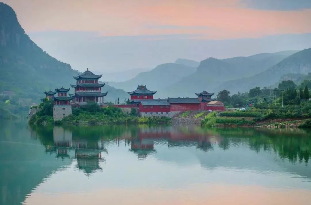 至2021年9月30日 /朝阳山景区/ 所有游客 还可免费获赠一张"朝歌旅游