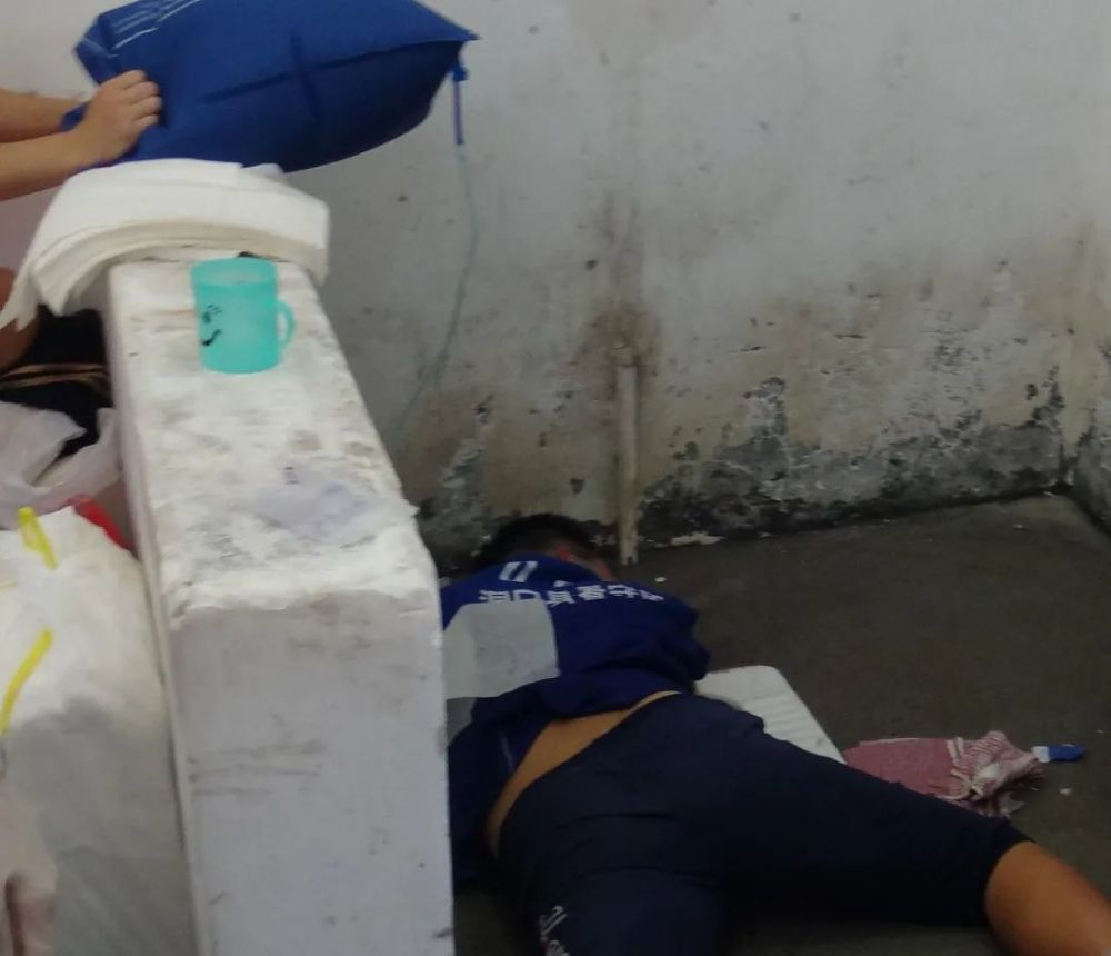尴尬湖南一男子趴在看守所厕所动弹不得只因这件事
