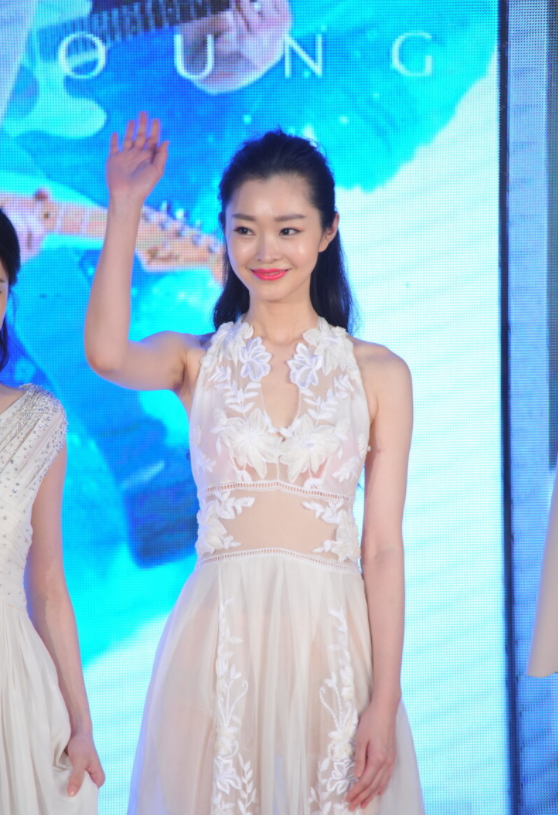 又被宋轶的大尺度惊艳了穿薄纱挂脖裙高调亮相真不怕走光