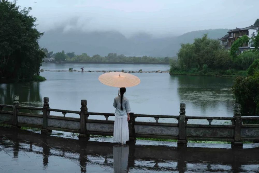 雨中江南撑伞图片