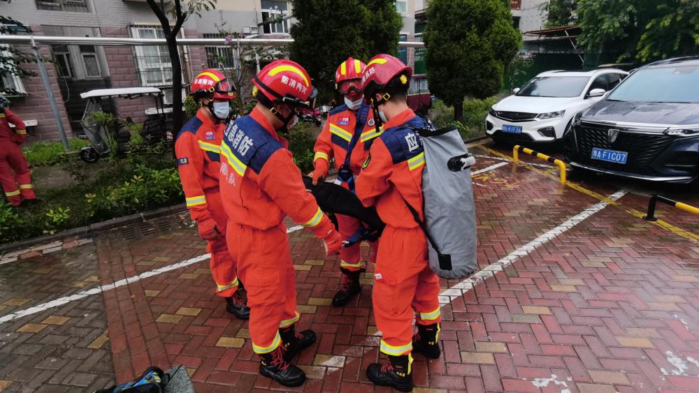 红旗区消防救援大队在接到小男孩的报警后,由站长孙荣峰带队火速赶往