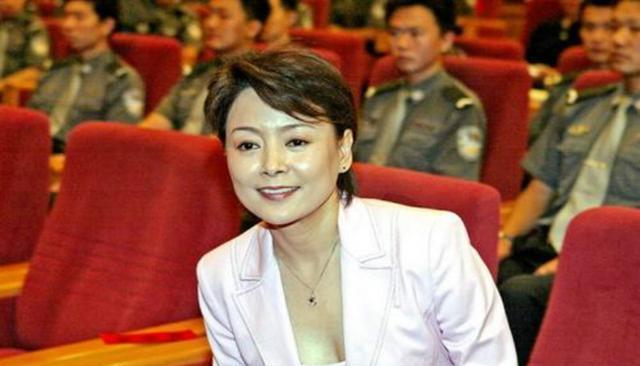 她是上世纪"大众情人",葛优暗恋她很多年,如今61岁却还单身