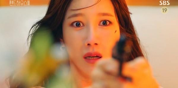 沈秀莲与朱丹泰扭打之下,抢先开枪射杀对方.(图/翻摄自sbs)