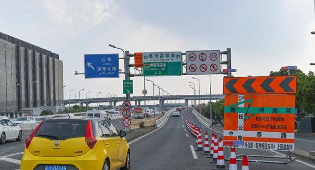 司机注意了上海嘉闵高架沪松公路立交两方向匝道封闭需绕行