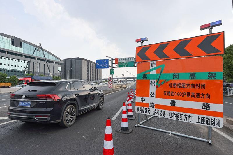 司机注意了,上海嘉闵高架沪松公路立交两方向匝道封闭,需绕行