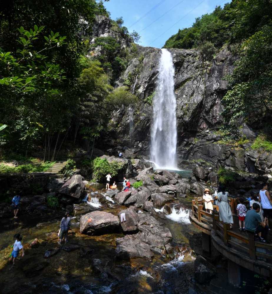 连日高温天气,宁海县梅林街道雁苍山风景区九龙飞瀑景点,吸引了周边