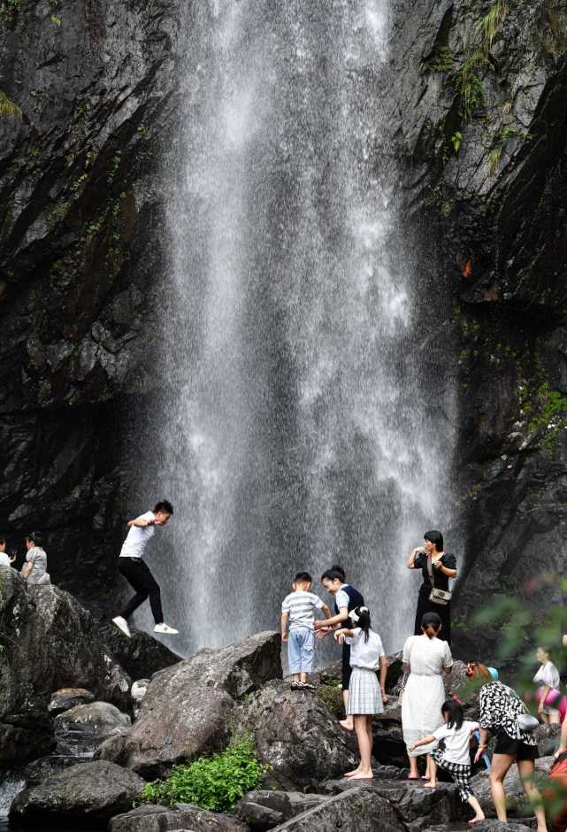 連日高溫天氣,寧海縣梅林街道雁蒼山風景區九龍飛瀑景點,吸引了周邊