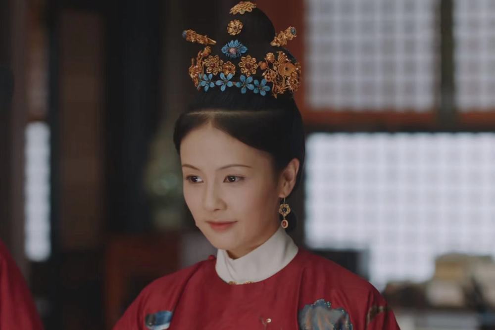 不用缠花的林少春和大奶奶缠花头饰颜色艳丽,比金银簪显目.