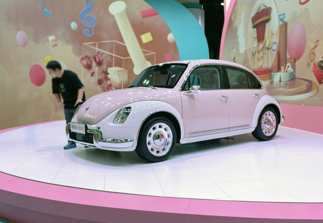 目前欧拉品牌定位是更爱女人的汽车品牌,而从这辆全新的欧拉芭蕾猫的