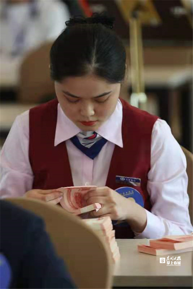 点钞比赛:一半选手全部正确,最短用时仅2分27秒