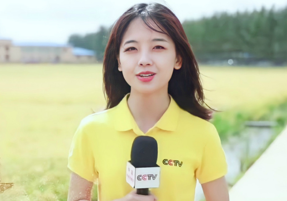 王冰冰主持外景被偶遇,穿蓝色雪纺衬衫变知性主播,笑容依旧甜美_腾讯