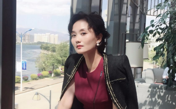 作为中国出身最早的一批模特,和奚梦瑶等人相比,李颖成功从模特圈转型