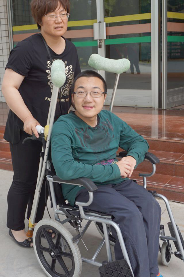 "身残志不残"是母亲教给他的人生箴言.