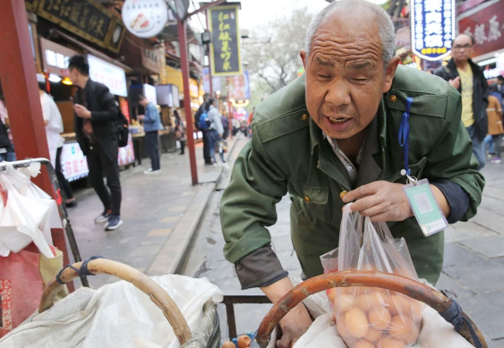 盲人张喜平:30年风雨无阻卖鸡蛋,只为赡养80岁老母和养大弃婴