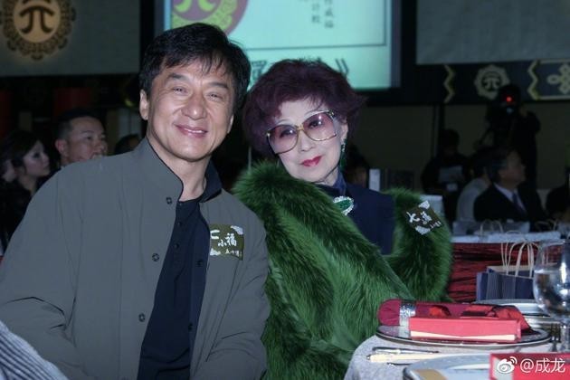 钱似莺还出钱出力,甚至把自己的两个儿子和孙子洪金宝都送过去学习