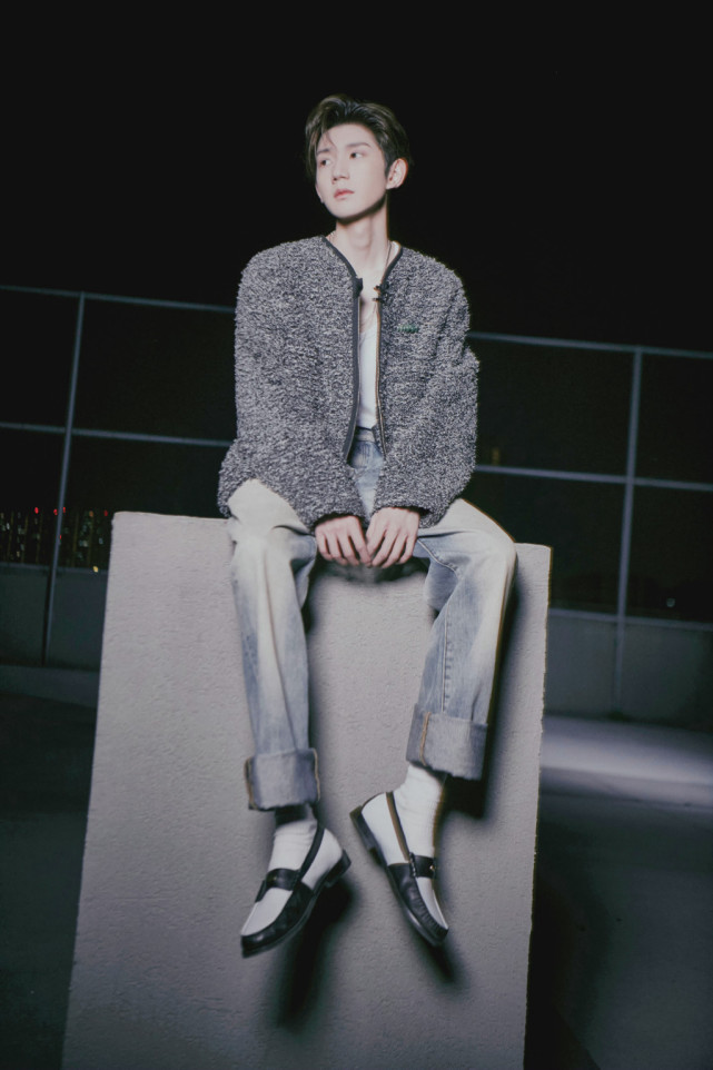 王源穿粗花呢外套搭配乐福鞋营造复古范